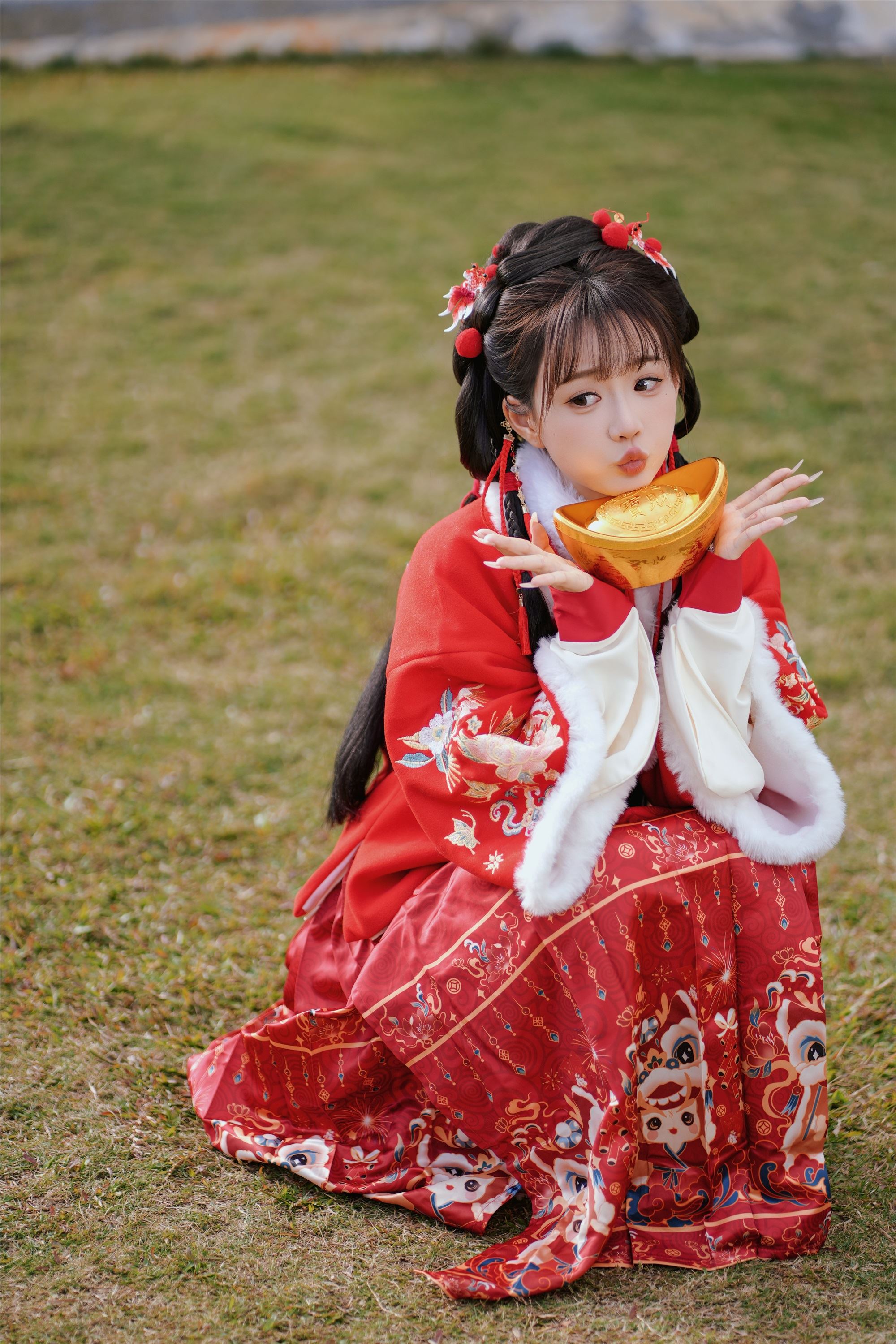 YITUYU艺图语 2025.01.31 红韵倩影 · 新年少女写真 甜心小鹿